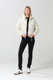 Chaqueta unicolor acolchada con cuello alto y broches