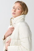 Chaqueta unicolor acolchada con cuello alto y broches