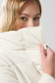 Chaqueta unicolor acolchada con cuello alto y broches