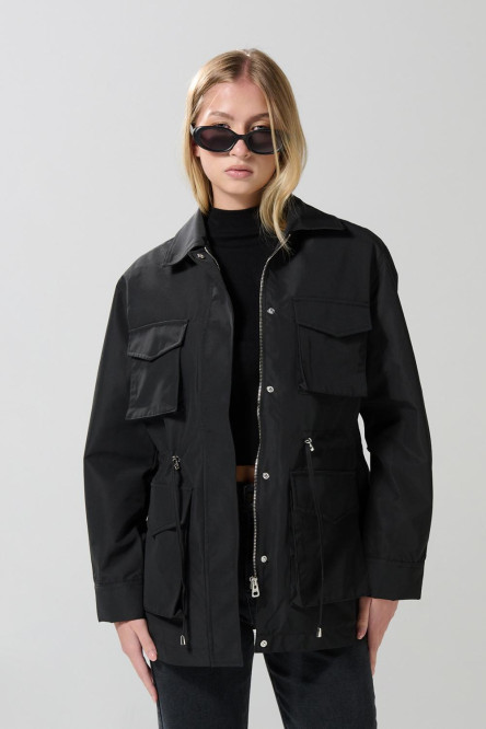 Chaqueta unicolor con bolsillos de parche y cuello trucker
