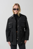 Chaqueta unicolor con bolsillos de parche y cuello trucker