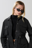 Chaqueta unicolor con bolsillos de parche y cuello trucker