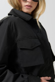Chaqueta unicolor con bolsillos de parche y cuello trucker