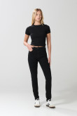 Jean push up tiro alto negro con realce y bolsillos