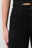 Jean push up tiro alto negro con realce y bolsillos