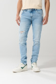 Jean azul claro tipo skinny tiro bajo con desgastes sutiles