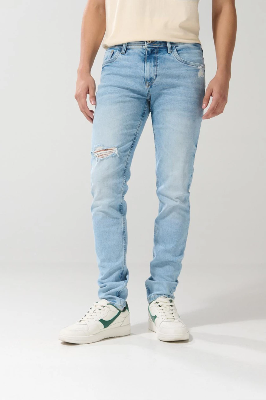 Jean azul claro tipo skinny tiro bajo con desgastes sutiles