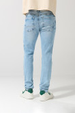 Jean azul claro tipo skinny tiro bajo con desgastes sutiles