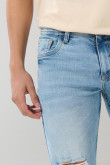 Jean azul claro tipo skinny tiro bajo con desgastes sutiles