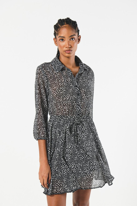 Vestido negro corto con cinturón y cuello camisero
