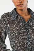Vestido negro corto con cinturón y cuello camisero