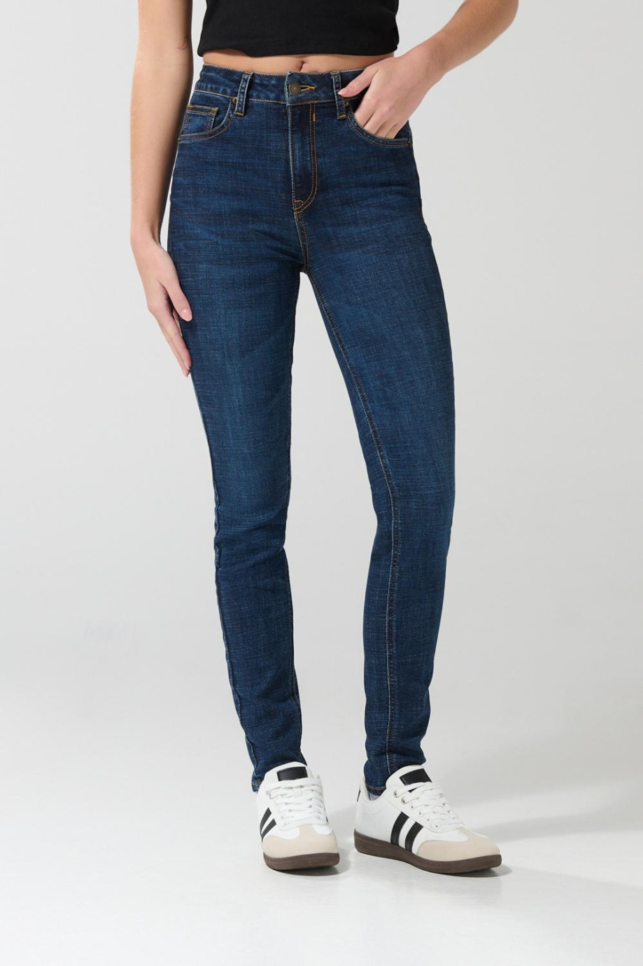 Jean push up tiro alto azul oscuro con realce y bolsillos