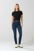 Jean push up tiro alto azul oscuro con realce y bolsillos