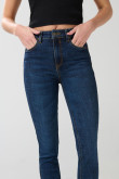 Jean push up tiro alto azul oscuro con realce y bolsillos