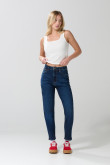 Jean mom tiro súper alto azul con bota recta y bolsillos