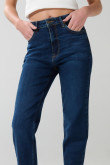 Jean mom tiro súper alto azul con bota recta y bolsillos