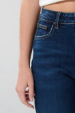 Jean mom tiro súper alto azul con bota recta y bolsillos