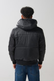 Chaqueta unicolor acolchada con capota y bolsillo canguro