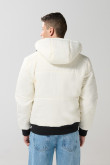 Chaqueta unicolor acolchada con capota y bolsillo canguro