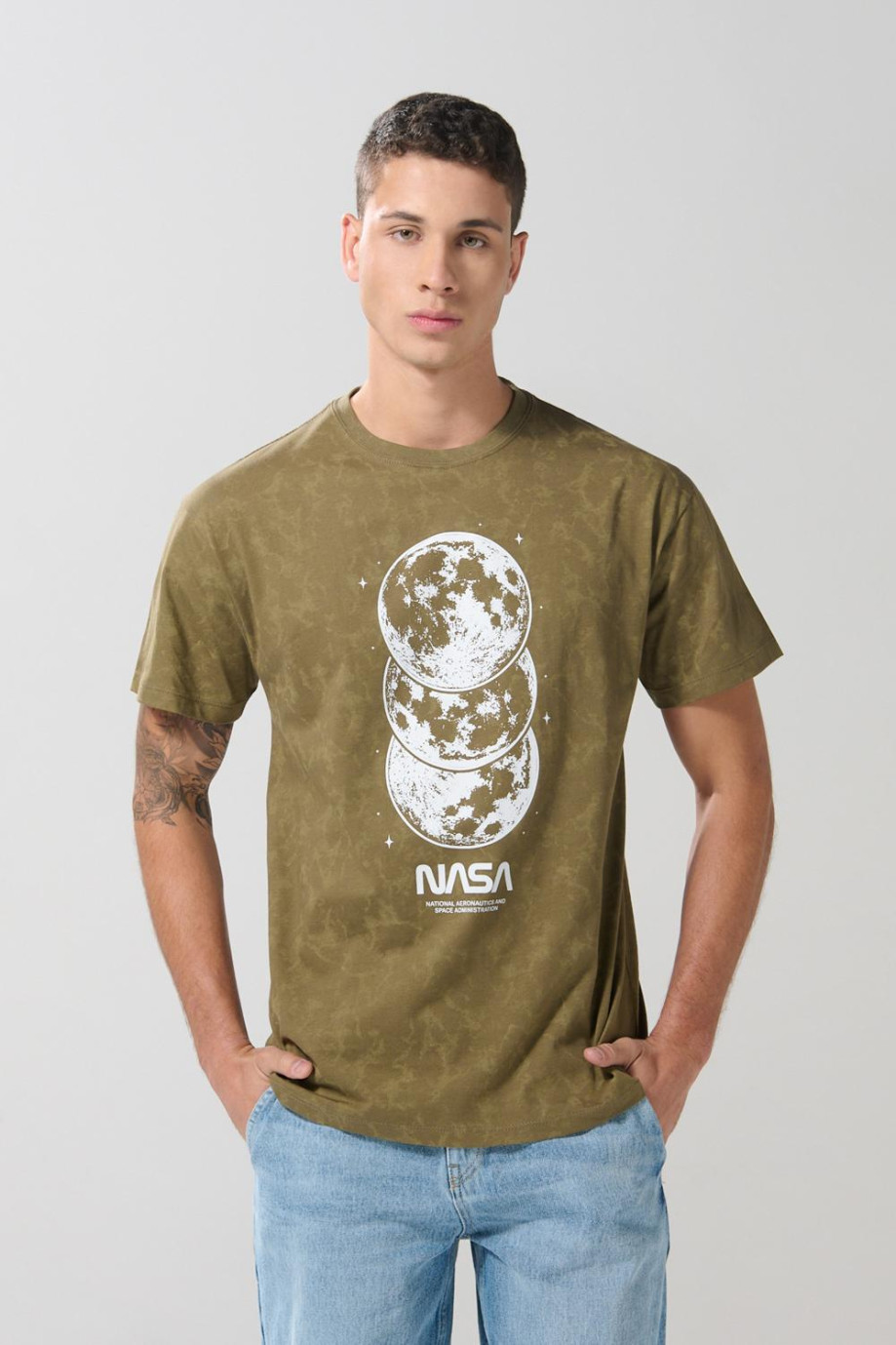 Camiseta manga corta con estampado en frente de NASA.
