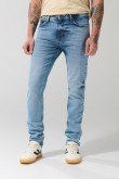 Jean slim azul claro tiro bajo con desgastes ligeros