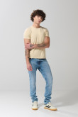 Jean slim azul claro tiro bajo con desgastes ligeros