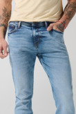 Jean slim azul claro tiro bajo con desgastes ligeros