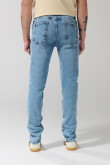 Jean slim azul claro tiro bajo con desgastes ligeros
