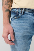 Jean slim azul claro tiro bajo con desgastes ligeros
