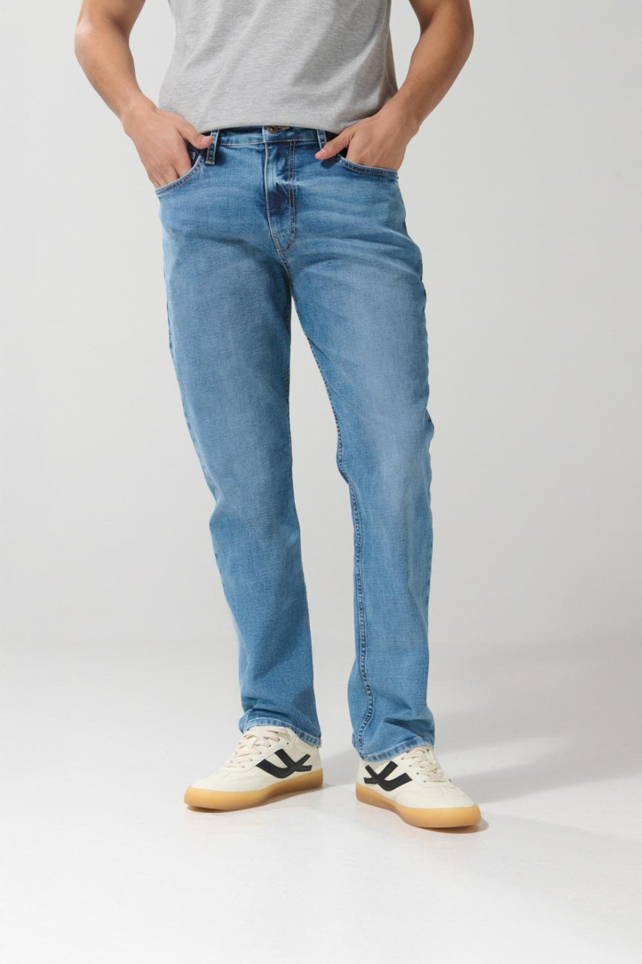 Jean tiro bajo straight leg azul con bota recta y bolsillos