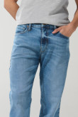 Jean tiro bajo straight leg azul con bota recta y bolsillos