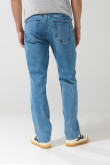 Jean tiro bajo straight leg azul con bota recta y bolsillos