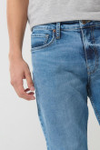 Jean tiro bajo straight leg azul con bota recta y bolsillos