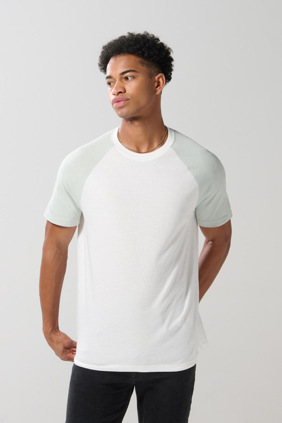 Camiseta unicolor con manga ranglan corta en contraste