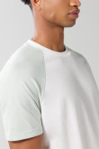 Camiseta unicolor con manga ranglan corta en contraste