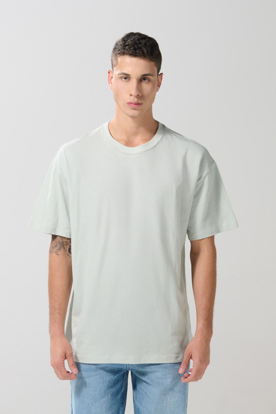 Camiseta unicolor oversize con hombro rodado y manga corta
