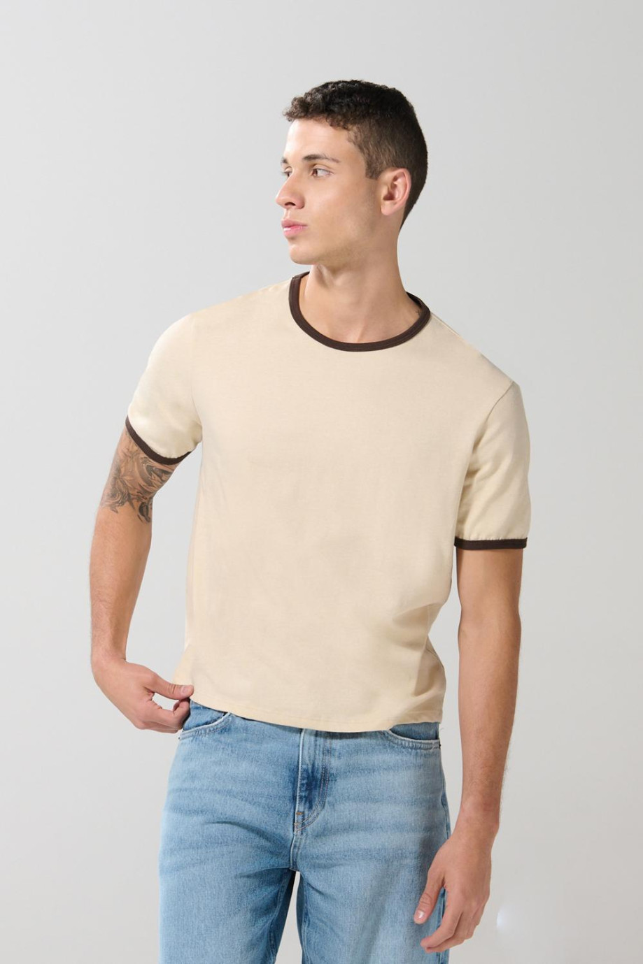 Camiseta en algodón unicolor con contrastes y manga corta