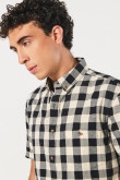 Camisa unicolor a cuadros con manga corta y botones