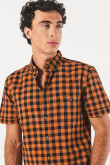 Camisa unicolor a cuadros con manga corta y botones