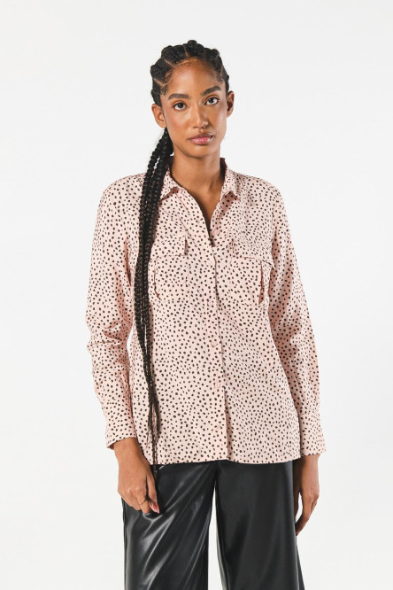 Blusa unicolor estampada manga larga con doble bolsillo
