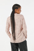 Blusa unicolor estampada manga larga con doble bolsillo