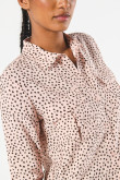 Blusa unicolor estampada manga larga con doble bolsillo