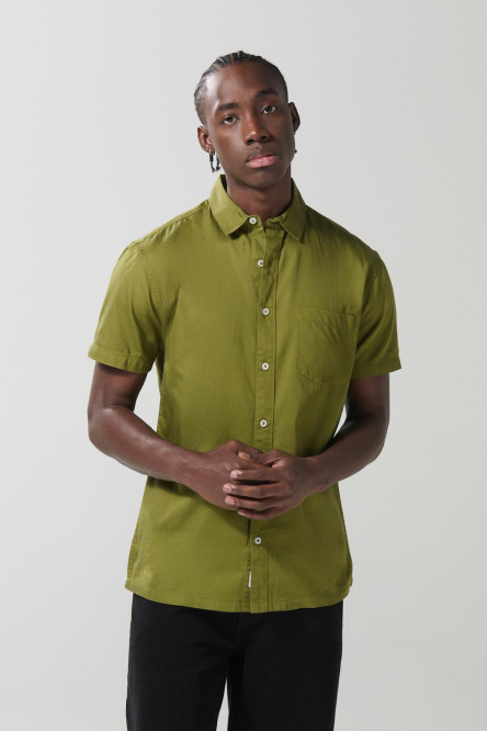 Camisa unicolor con botones, cuello sport collar y bolsillo
