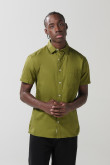Camisa unicolor con botones, cuello sport collar y bolsillo