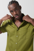 Camisa unicolor con botones, cuello sport collar y bolsillo