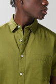 Camisa unicolor con botones, cuello sport collar y bolsillo