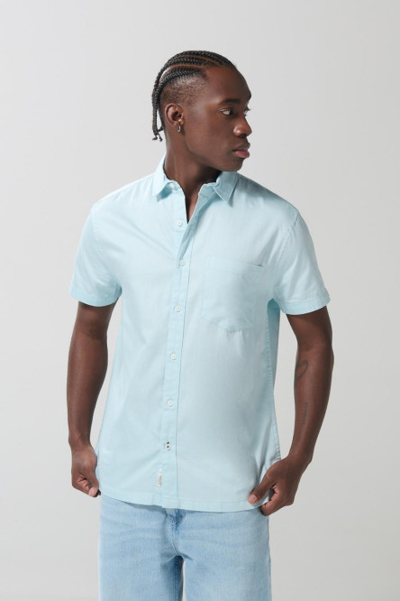 Camisa unicolor con botones, cuello sport collar y bolsillo