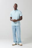 Camisa unicolor con botones, cuello sport collar y bolsillo