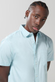 Camisa unicolor con botones, cuello sport collar y bolsillo