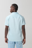 Camisa unicolor con botones, cuello sport collar y bolsillo